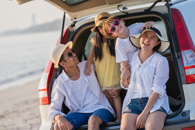 Ouders met kinderen genieten van vakantie op het strand