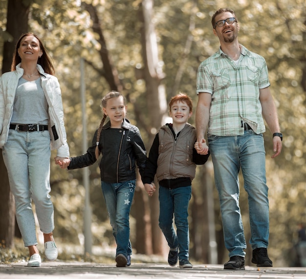 Ouders met kinderen staan op het pad van het stadspark