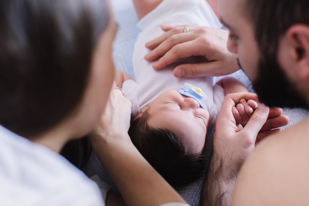 Ouders met pasgeboren babyjongen