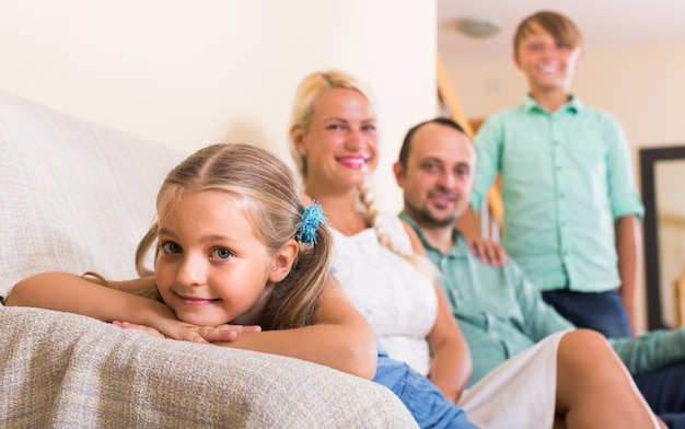 Foto ouders met twee kinderen poseren in interieur