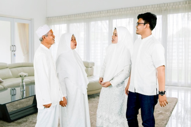 Ouders met zoon en dochter die samenkomen voor de viering van Eid Mubarak