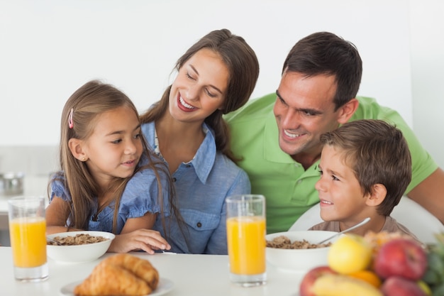 Ouders ontbijten met hun kinderen