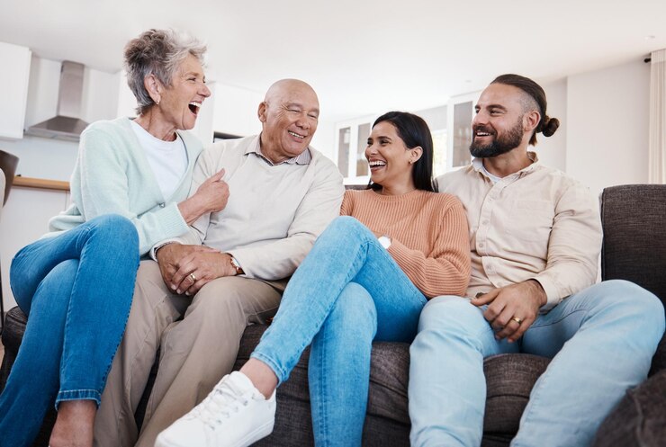 Foto ouders paar en gelukkige familie hechting in een huis of huis samen quality time doorbrengen zittend op een bank of bank ouderen vakantie en mensen ontspannen en bezoeken op vakantie zorgeloos zijn