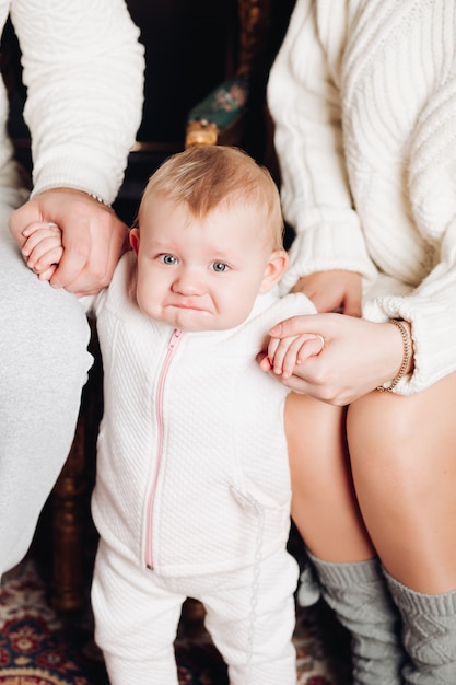 Ouders poseren met baby. kerstboom achter.