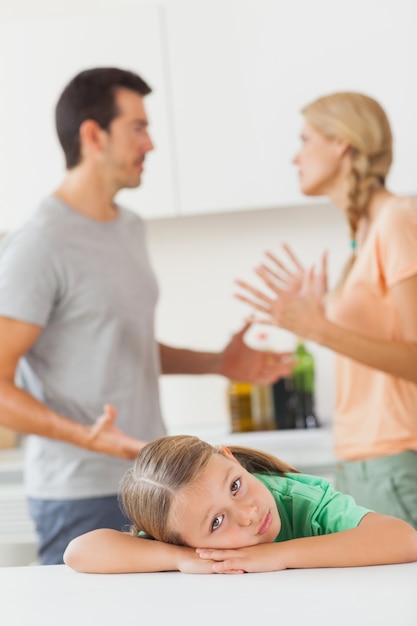 Ouders ruzie achter een verdrietig meisje