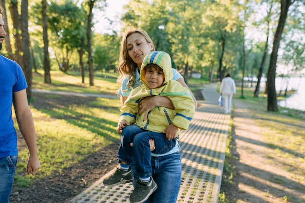 Ouders spelen met hun zoon in het park