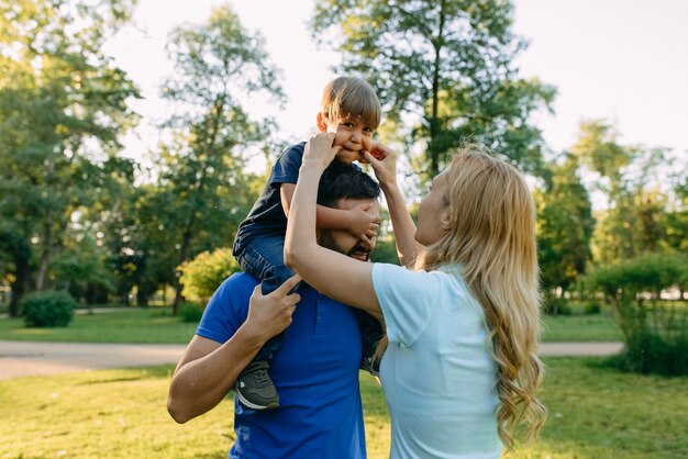 Ouders spelen met hun zoon in het park