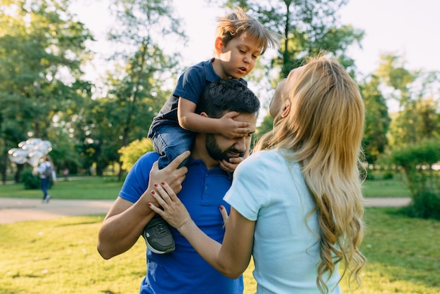 Ouders spelen met hun zoon in het park