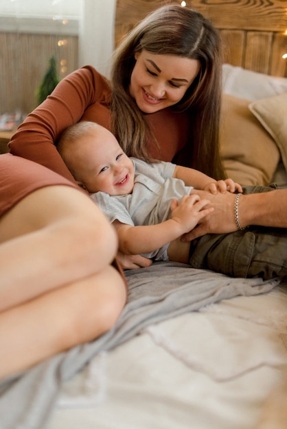 Ouders spelen met zoon