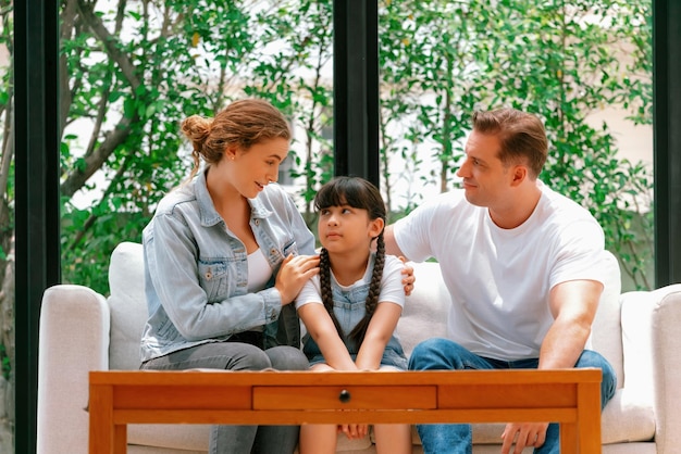 Ouders troosten hun dochter met een liefdevolle knuffel Synchronos