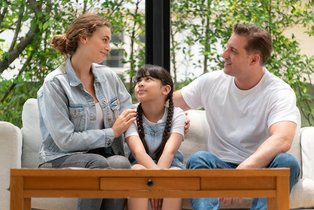 Ouders troosten hun dochter met een liefdevolle knuffel Synchronos