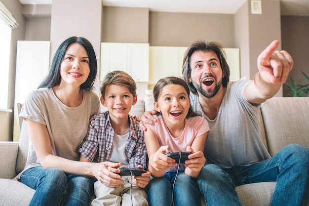 Ouders zitten samen met hun kinderen op de bank