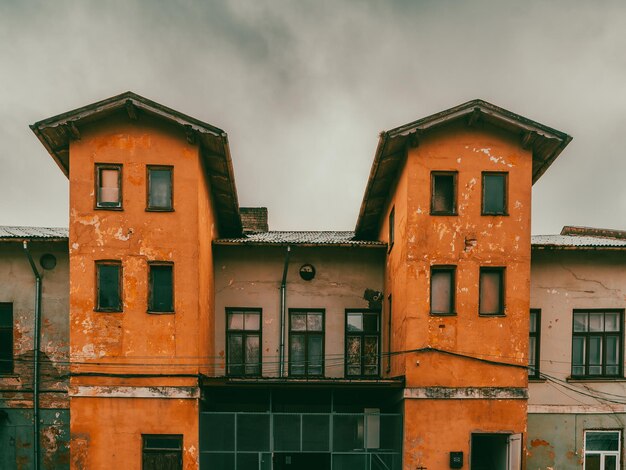 Foto ouderwets huis achtergrond met oranje gekleurde gevel