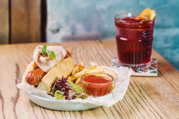 ouderwetse cocktail en bord met hotdog met worst en ham tomatensaus ketchup