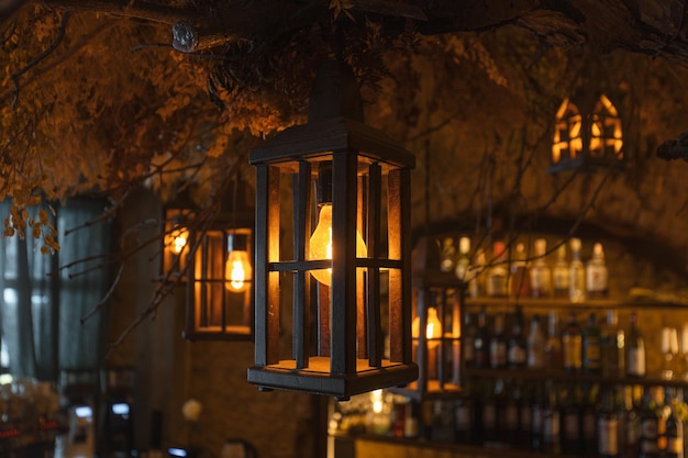 Ouderwetse lantaarn met gloeiende lamp in lege pub