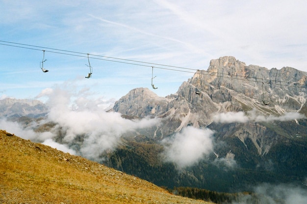 Foto oudgemaakte vintage filmfotografie op dolomiet en italiaanse alpen herfstrust voor stoeltjeslift