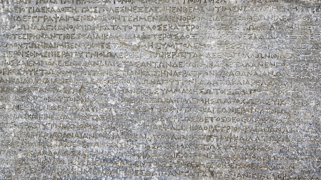 Oudgrieks schrift op rots voor achtergrond
