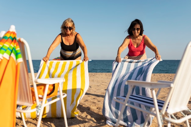 Foto oudjes die plezier hebben op het strand