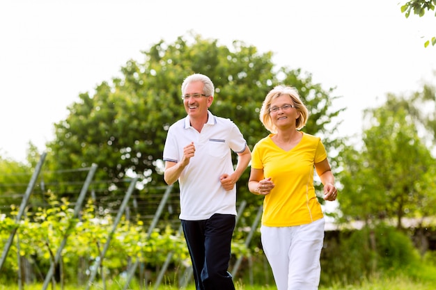 Oudsten die in de aard lopen die sport doen