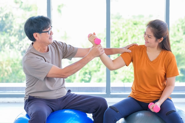 Oudsten die yoga in een studio uitvoeren