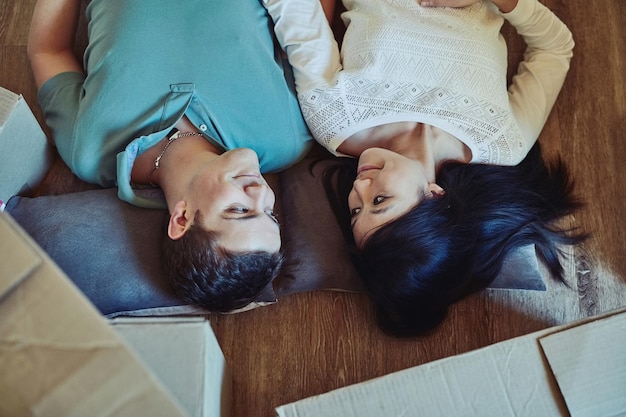 우리의 해피 에버 애프터는 오늘 시작됩니다 바닥에 누워 행복한 젊은 커플의 하이 앵글 샷