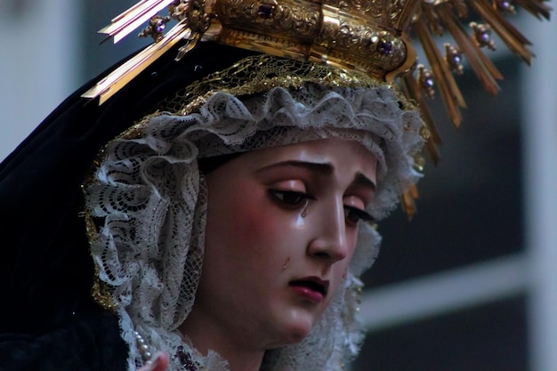 Фото Статуя богоматери в семане санта-малага в испании