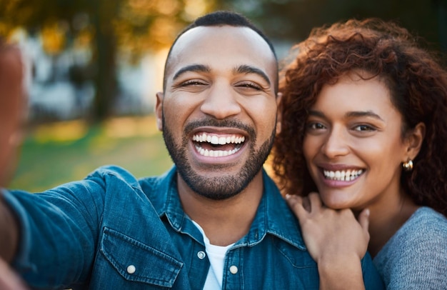 Photo our perfect day out portrait of a young couple taking a selfie together outdoors