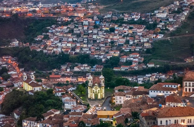 オウロプレトミナスジェライスブラジル歴史的建造物のある街の一部の眺め