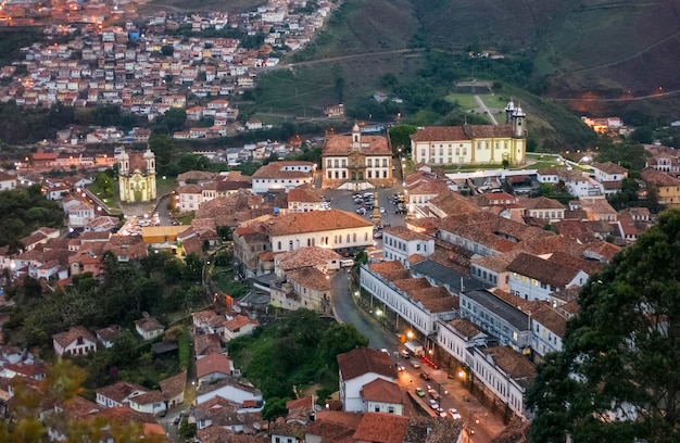 オウロプレトミナスジェライスブラジル歴史的建造物のある街の一部の眺め