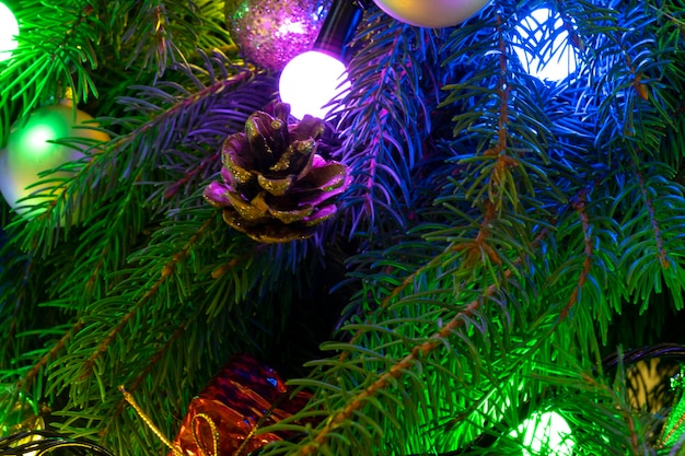 Immagine fuori fuoco di un albero di natale decorato con ornamenti colorati e luci
