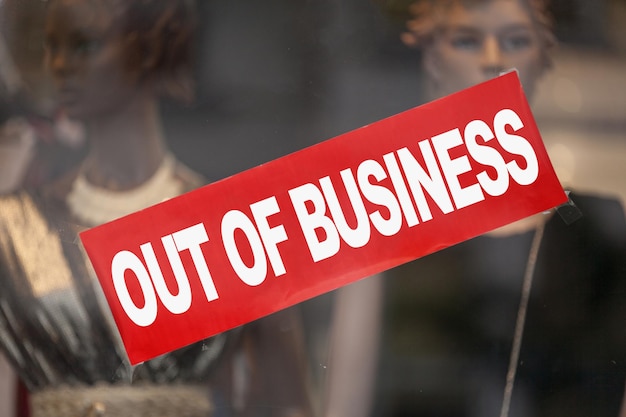 Foto out of business banner in een etalage