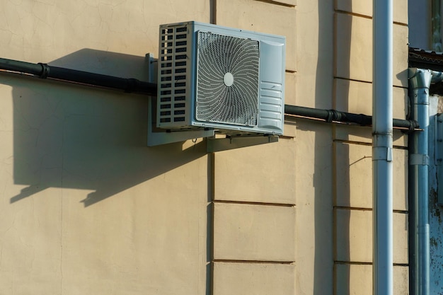 Outdoor airconditioning unit Een grote moderne airconditioner op de muur van een appartementengebouw Reparatie en onderhoud van het airconditioningsysteem
