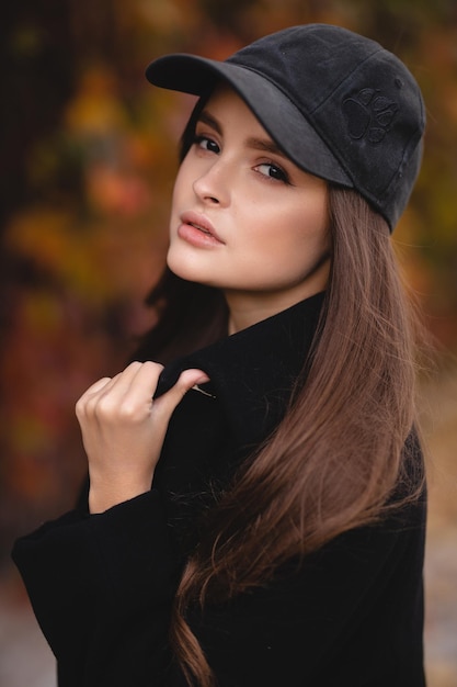 トレンディなサングラスとコートを着ている若いエレガントなファッショナブルな女性の屋外秋の肖像画