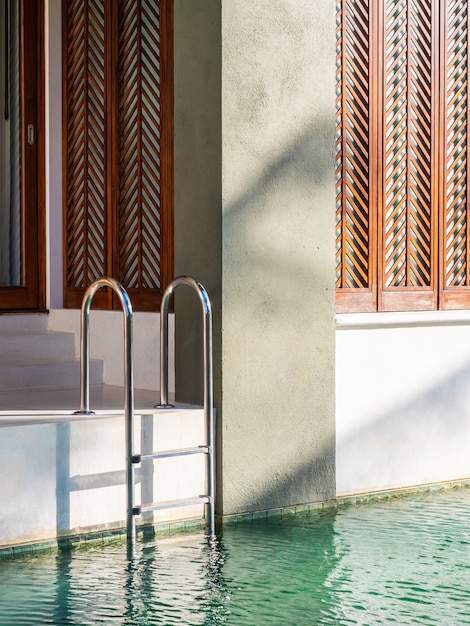 Balcone esterno a bordo piscina con scala e sedia