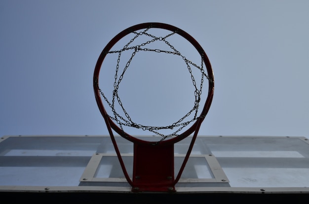 Photo outdoor basketball backboard with clear blue sky