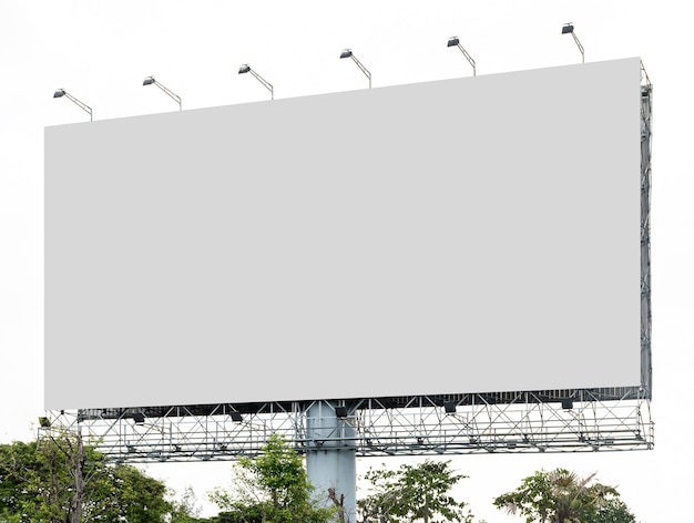 Outdoor billboard op blauwe hemelachtergrond met witte achtergrond mock up uitknippad