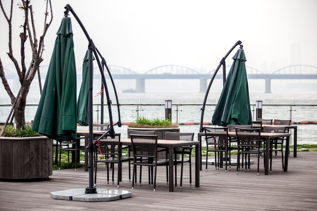 Photo outdoor cafe by han river against sky