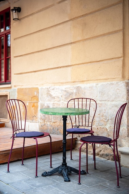 Летнее кафе в старом городе Стулья и стол на пустой террасе в кафе