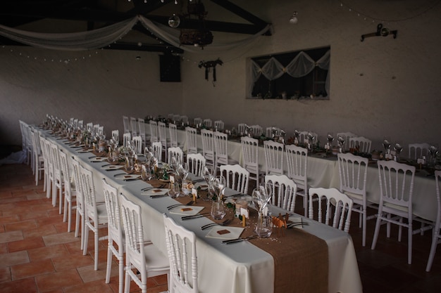 Outdoor catering diner op de bruiloft met zelfgemaakte garnituren decoratie