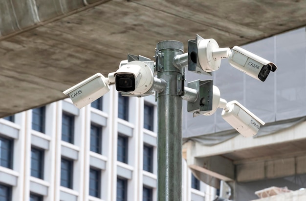 Photo outdoor cctv on pole in city