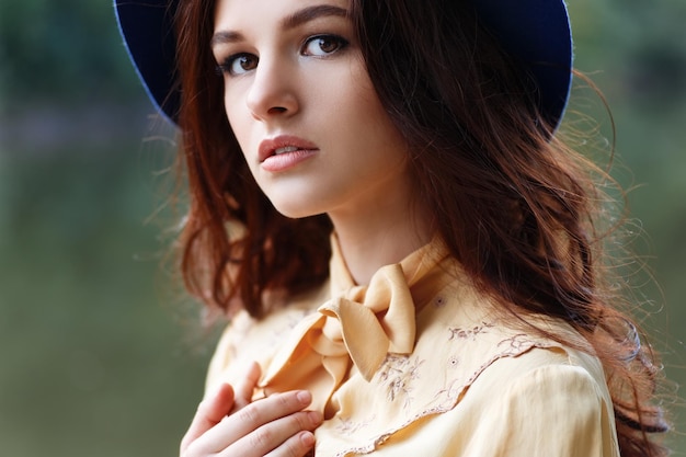 Outdoor close-up mode portret van glamour sensuele stijlvolle jongedame trendy hoed dragen