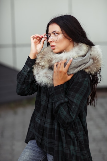 Outdoor close-up mode portret van jonge mooie vertrouwen vrouw trendy shirt dragen