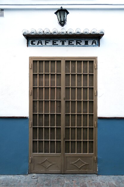 Photo outdoor closed door in a spanish cafe