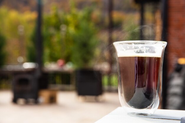 Tazza da caffè all'aperto, atmosfera autunnale