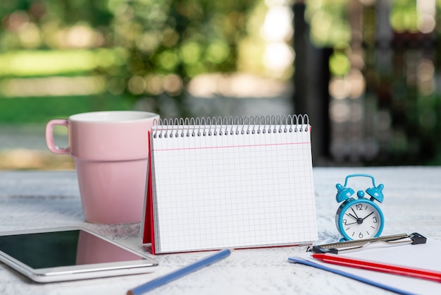 Foto idee per la caffetteria all'aperto, esperienza lavorativa in un bar, scrittura di note importanti, stesura di nuove lettere, creazione di articoli scritti, gestione aziendale