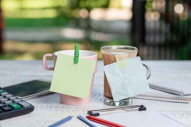 Outdoor coffee verfrissing winkel ideeën, cafe werkervaring, belangrijke notities schrijven, nieuwe brieven opstellen, geschreven artikelen maken, zaken beheren