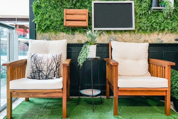 Photo outdoor deck with colorful pillow on chair