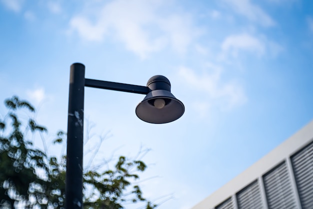 램프의 옥외 디자인. LED 전구가 푸른 하늘로 빛납니다. 빈티지 및 산업 스타일 전구의 인테리어 디자인 장식