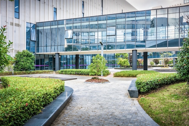 Photo outdoor empty corridor with garden in the modern office building