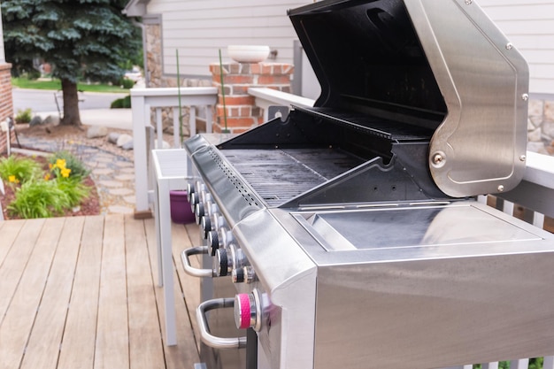 Outdoor gas grill